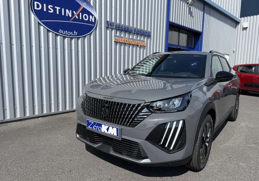 Peugeot 2008 Hybrid 145ch gris selenium en 3/4 avant droit, avec calandre noire distinctive et feux LED verticaux.