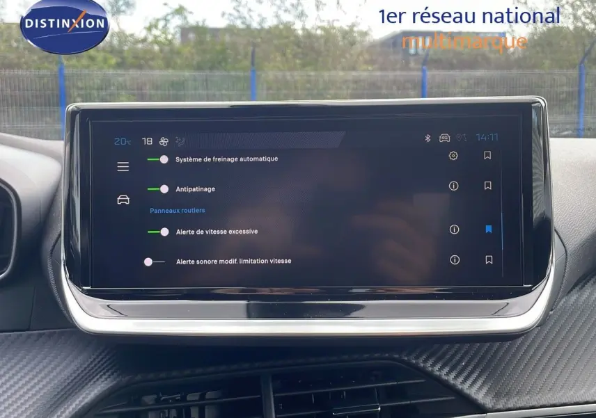 Écran tactile central du tableau de bord du Peugeot 2008 2024 affichant les aides à la conduite activées.