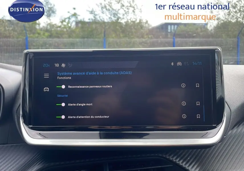 Écran tactile central du Peugeot 2008 2024 affichant les aides à la conduite, intérieur avec finition moderne.