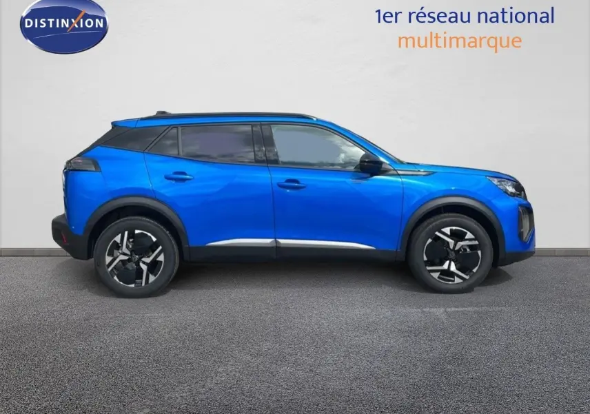 Profil côté gauche d'un Peugeot 2008 bleu Vertigo métallisé 2024 avec jantes noires et toit noir contrasté.