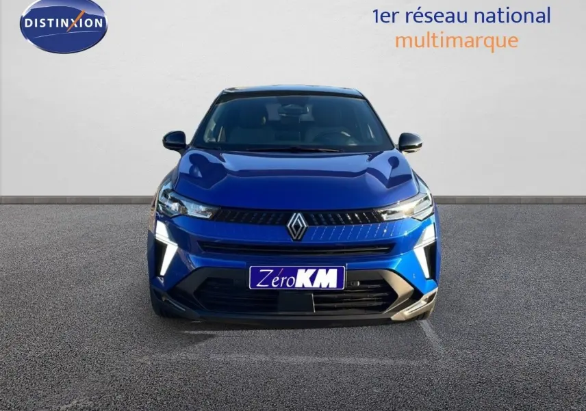 Vue de face d'un Renault Captur E-Tech hybride bleu Iron Metal avec toit noir et feux LED allumés.