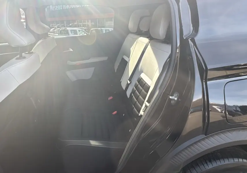 Vue côté gauche arrière d'une Citroën C3 Aircross noir perla nera avec banquette arrière bicolore et vitres surteintées.