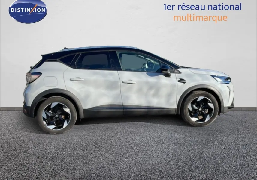 Vue latérale droite d'un Renault Captur 2025 gris rafale métal avec toit noir et jantes noires bicolores.