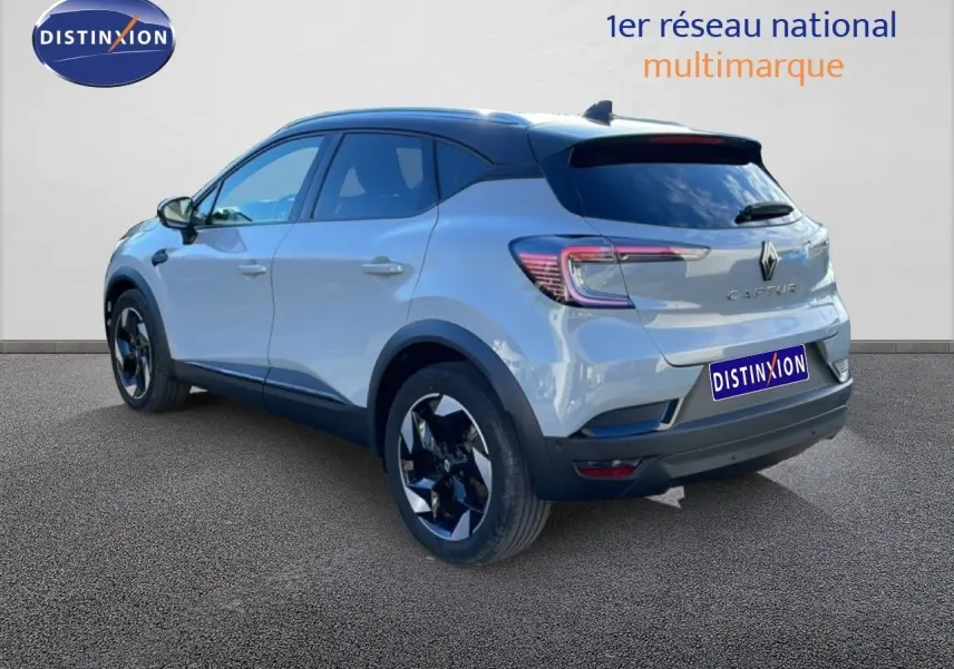 Vue 3/4 arrière droite du Renault Captur gris Rafale métal avec toit noir et jantes bi-ton.