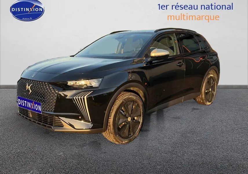 DS7 1.5 BlueHDi noir en 3/4 avant droit, avec calandre distinctive et jantes noires brillantes.