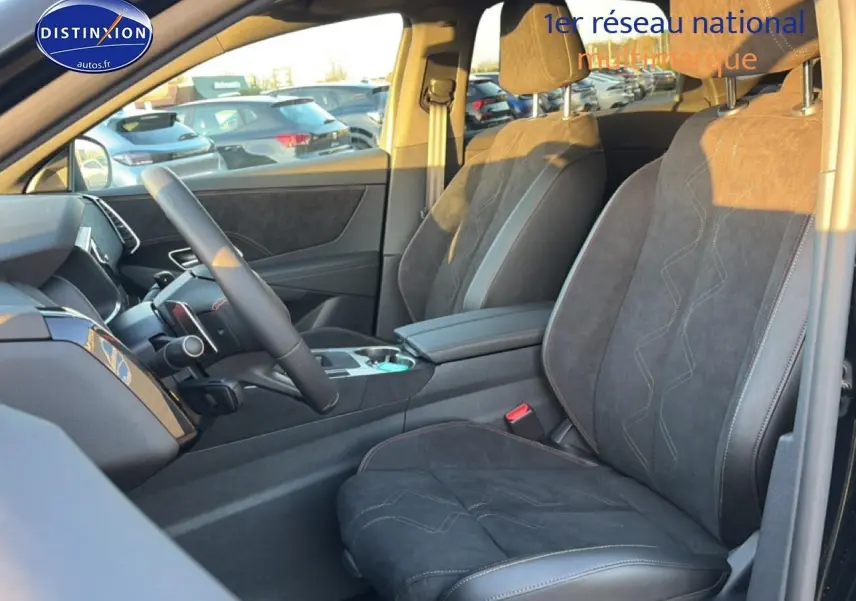 Vue intérieure côté conducteur du DS7 1.5 BlueHDi 130 noir, mettant en valeur les sièges en cuir et alcantara avec surpiqûres rouges.