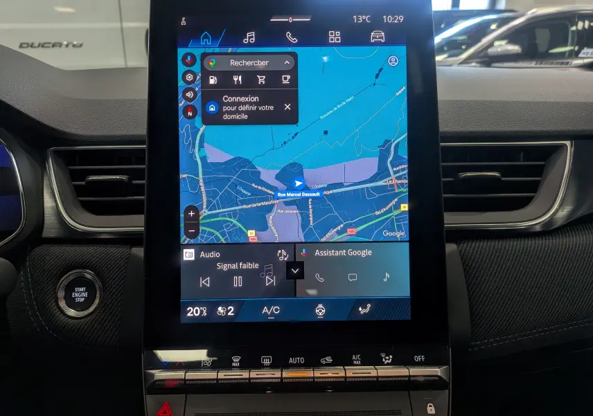 Écran tactile central du Renault Symbioz E-TECH hybride 2026 avec navigation et commandes climatisation visibles.