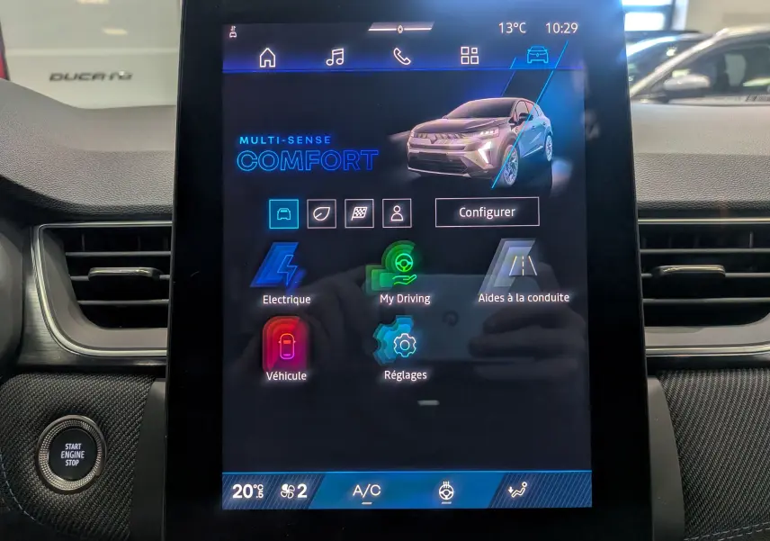 Écran tactile central du Renault Symbioz E-TECH affichant le mode Confort et les options de conduite.