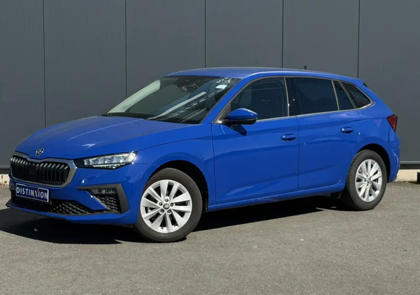 Skoda Scala bleu Energy en 3/4 avant droit, vitres surteintées et jantes alliage 16 pouces visibles.