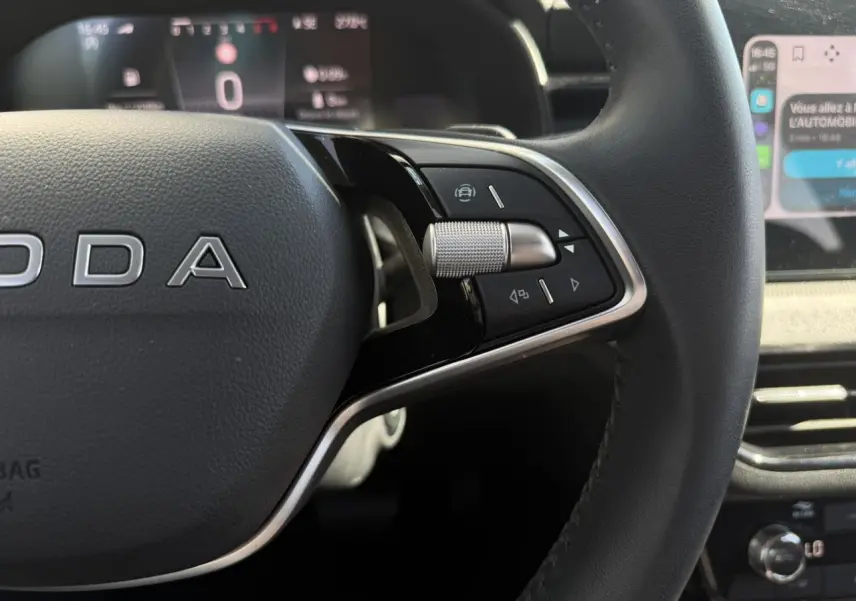 Gros plan sur le volant cuir noir côté droit du Skoda Scala 2025 avec commandes multifonctions et tableau de bord numérique.