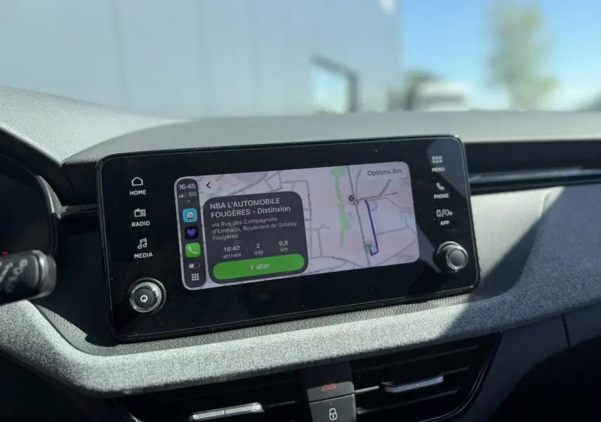 Écran tactile 8,25" du système multimédia SKODA SCALA TSI 116 DSG7 Sélection, affichant la navigation GPS.