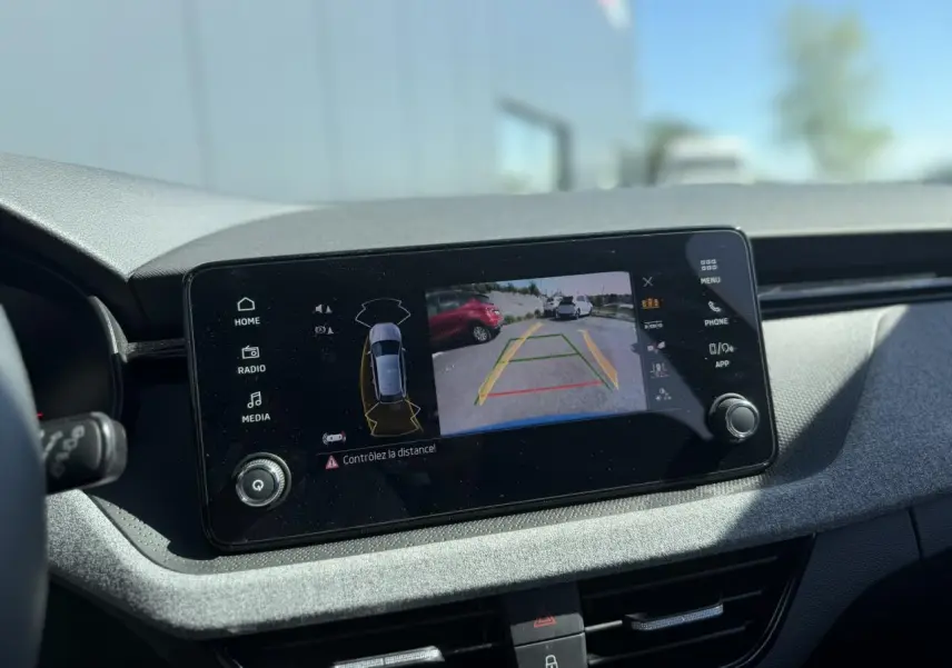 Écran central tactile montrant la caméra de recul dans l'habitacle d'une Skoda Scala Bleu Energy.