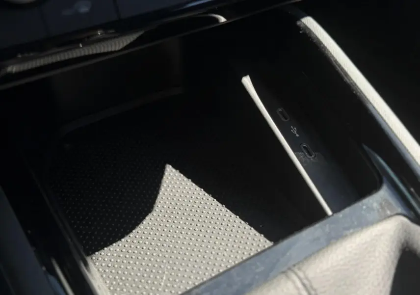 Gros plan sur la console centrale noire de la Skoda Scala TSI 116 DSG7 avec ports USB-C intégrés.