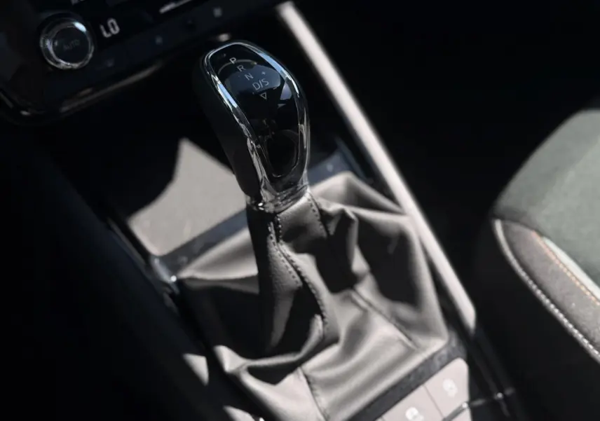 Le levier de vitesse automatique noir et chrome de la Skoda Scala TSI 116 DSG7 Sélection en gros plan intérieur.