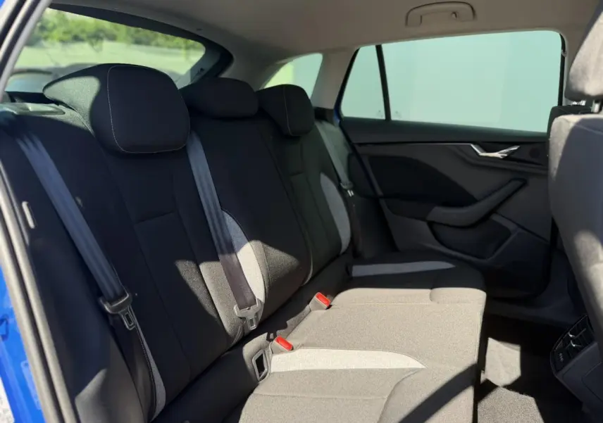 Vue intérieure côté droit des sièges arrière en tissu gris et noir du Skoda Scala Bleu Energy 2025.