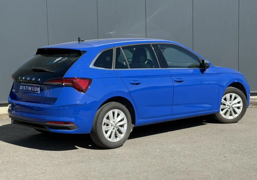 Vue 3/4 arrière droite d'une Skoda Scala bleu Energy avec vitres arrière surteintées et jantes alliage 16 pouces.