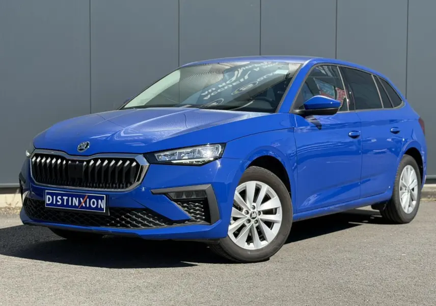 Vue 3/4 avant droite d'une Skoda Scala bleu Energy avec calandre noire et jantes alliage 16 pouces.