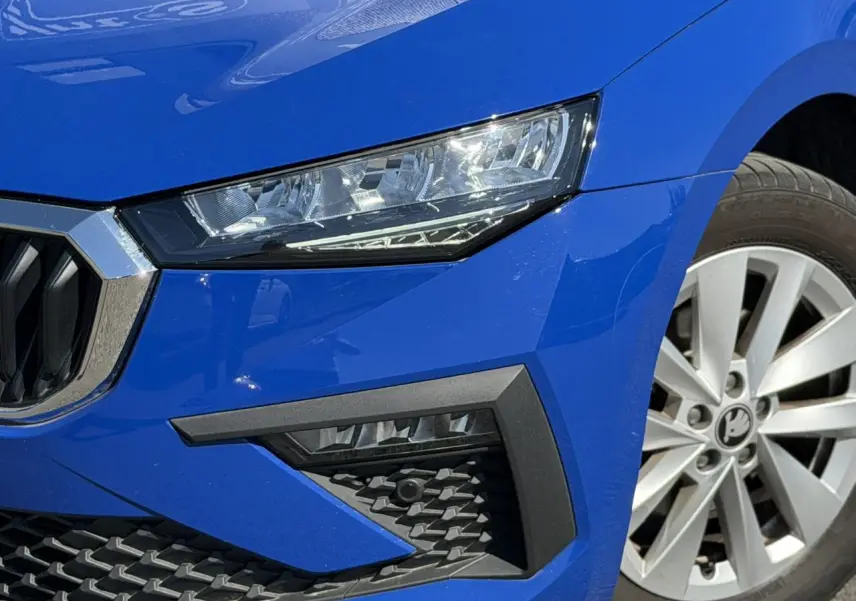 Gros plan sur l'avant droit de la Skoda Scala bleu Energy, mettant en valeur le phare LED et la jante alliage 16 pouces.