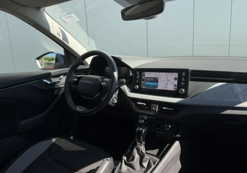 Vue intérieure côté conducteur de la Skoda Scala bleu Energy, avec tableau de bord moderne et écran tactile central allumé.