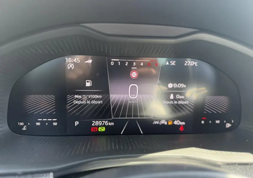 Tableau de bord numérique de la Skoda Scala TSI 116 DSG7, affichage central clair et moderne.