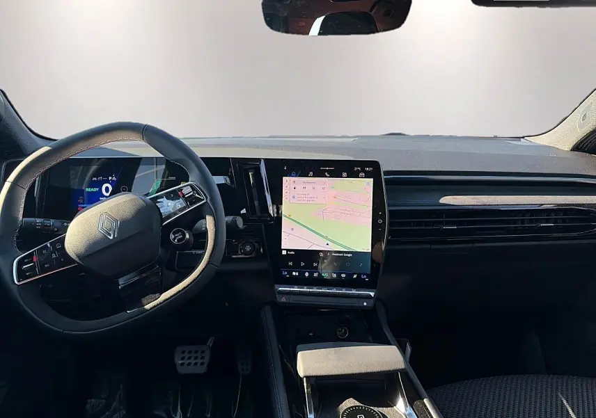 Vue intérieure avant du Renault Austral noir 2026, avec volant multifonction et grand écran tactile central.