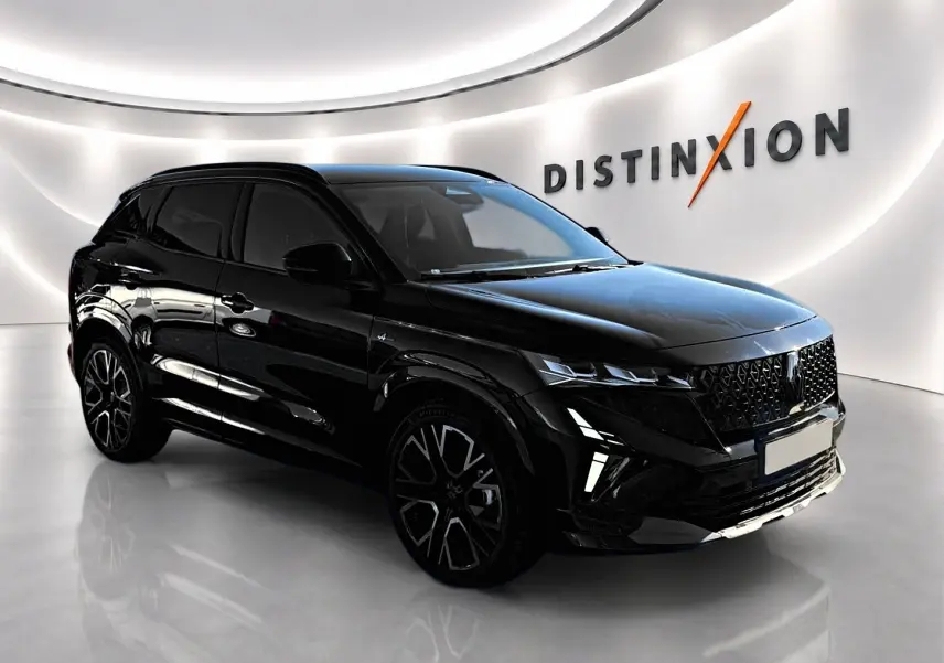 Renault Austral noir en 3/4 avant droit, avec jantes noires et calandre au design moderne dans un showroom lumineux.