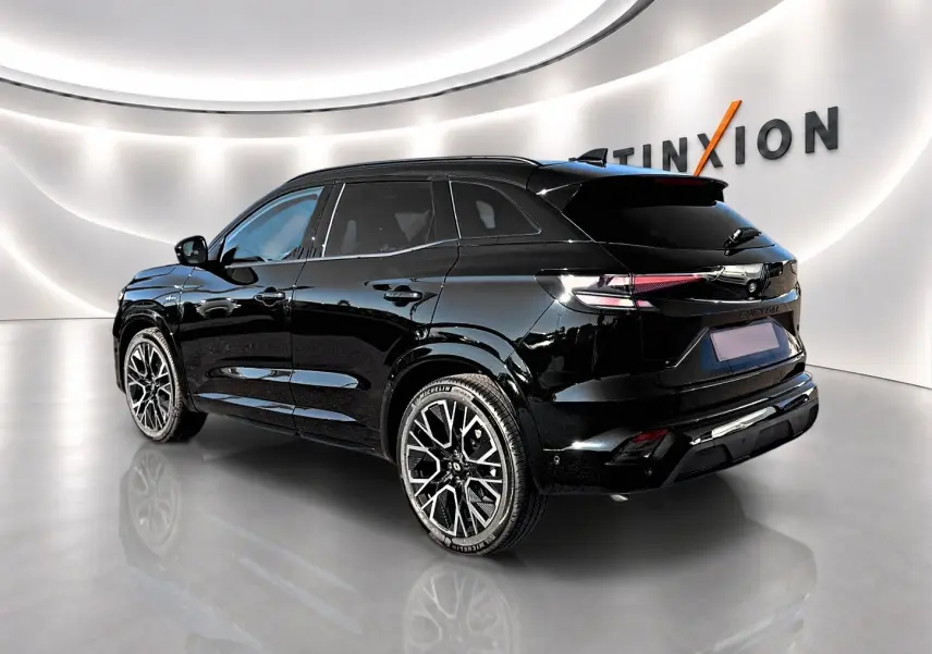 Renault Austral noir en 3/4 arrière droit, avec jantes alliage noires et feux arrière LED distinctifs.
