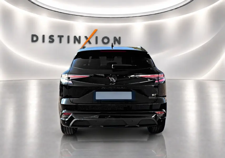Vue arrière d'un Renault Austral noir 2026 avec feux LED fins et logo distinctif au centre du hayon.