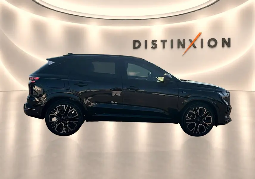 Profil droit d’un Renault Austral noir 2026 esprit Alpine avec jantes alu distinctives, présenté en intérieur lumineux.