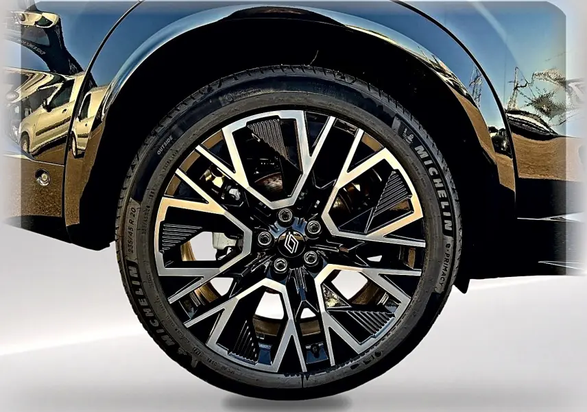 Gros plan sur la roue avant droite noire du Renault Austral 2026 avec jante alu au design géométrique distinctif.