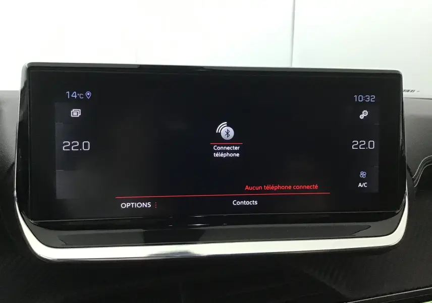 Écran tactile central du Peugeot 2008 GT blanc nacré, affichant la connexion Bluetooth et la climatisation à 22°C.