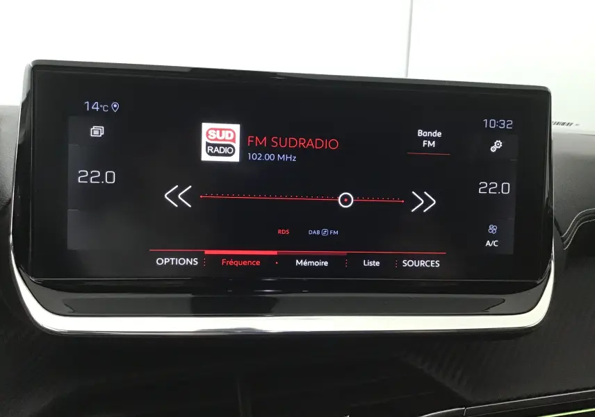 Écran tactile central du Peugeot 2008 GT 2021 affichant la radio FM Sud Radio à 102 MHz avec climatisation à 22°C.