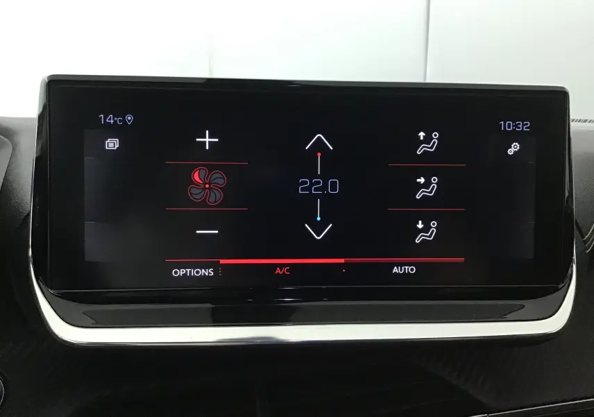 Écran tactile central du Peugeot 2008 GT 2021 affichant la climatisation réglée à 22°C en mode automatique.