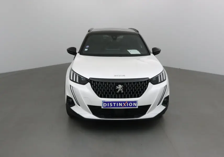 Peugeot 2008 blanc nacré avec toit noir vu de face, mettant en valeur la calandre noire et les phares LED.