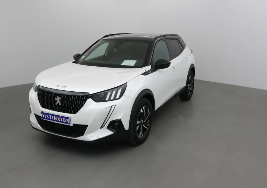 Peugeot 2008 blanc nacré avec toit noir en 3/4 avant droit, calandre noire et jantes alliage noires.