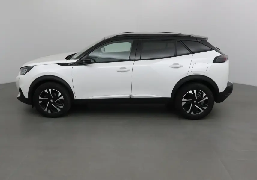 Peugeot 2008 GT blanc nacré avec toit noir, vue de profil côté gauche, jantes alliage noires distinctives.