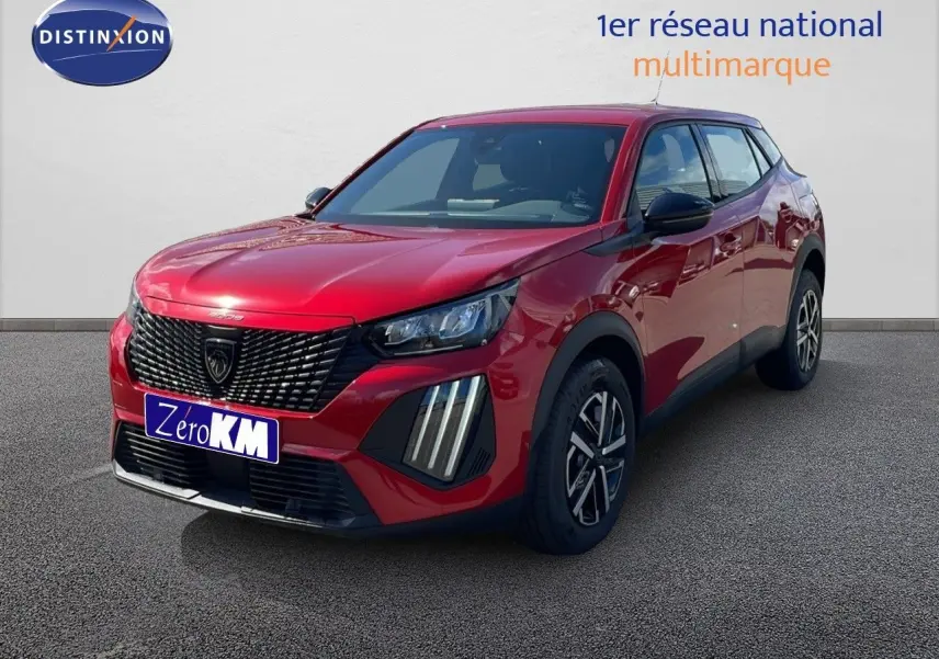 Peugeot 2008 rouge Elixir Metal en 3/4 avant droit, avec calandre noire et feux LED distinctifs.