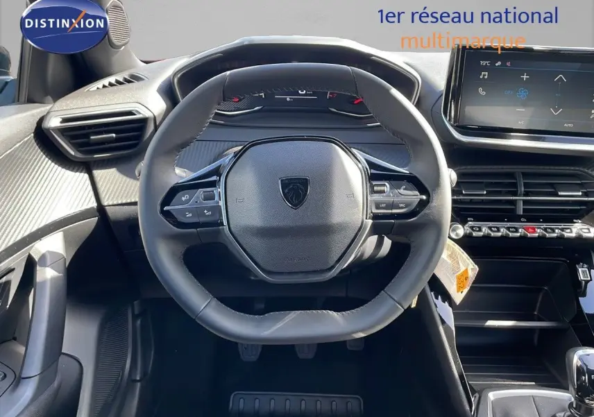 Vue centrée sur le volant et le tableau de bord du Peugeot 2008 rouge Elixir Metal, avec écran tactile et commandes intégrées.