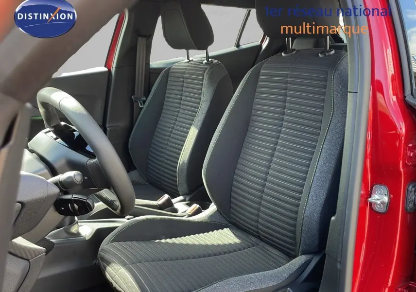 Intérieur de la Peugeot 2008 2025 rouge Elixir, vue des sièges avant en tissu noir et gris côté conducteur.