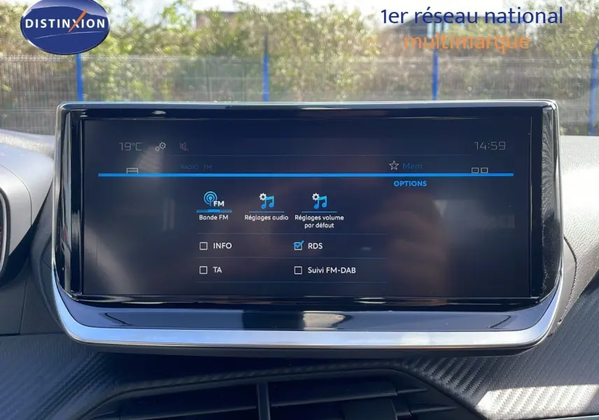 Écran tactile central du tableau de bord du Peugeot 2008 2025 affichant les réglages radio FM dans un intérieur moderne.