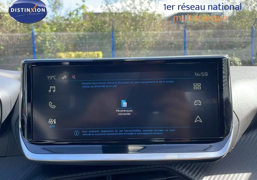 Vue intérieure centrée sur l'écran tactile du tableau de bord du Peugeot 2008 2025, affichant les options connectées.