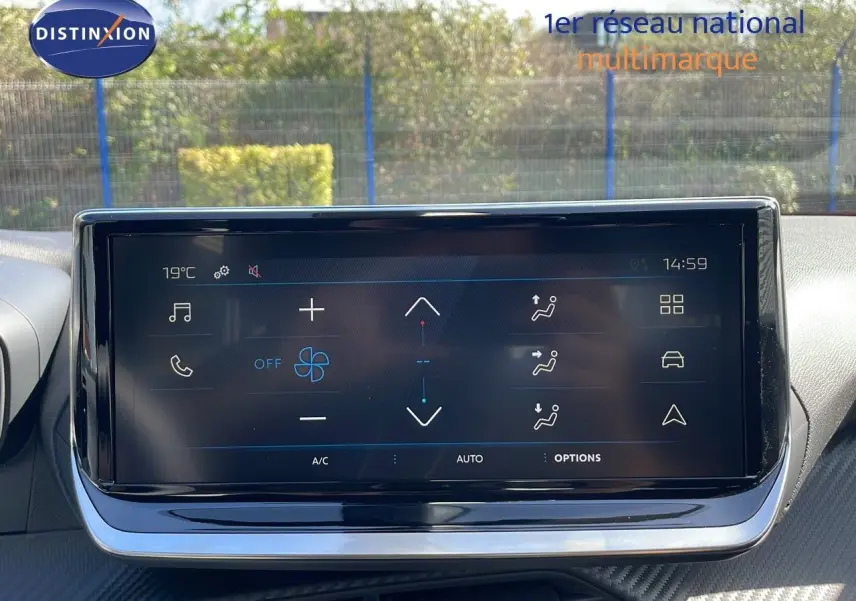 Écran tactile central du tableau de bord du Peugeot 2008 rouge Elixir Metal, affichant les commandes de climatisation.