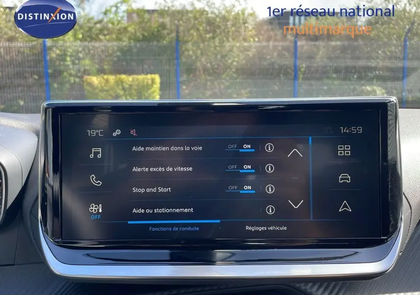 Écran tactile central du Peugeot 2008 2025 affichant les réglages d’aides à la conduite dans un intérieur moderne.