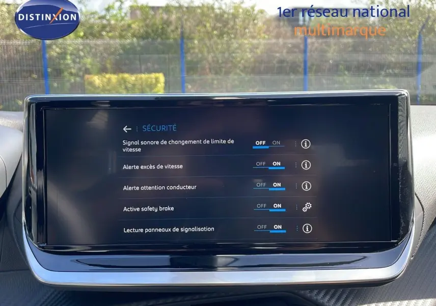 Écran tactile central affichant les réglages de sécurité du Peugeot 2008, intérieur moderne et épuré.