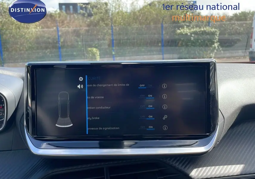 Écran tactile central du tableau de bord du Peugeot 2008 2025 affichant les réglages de sécurité active.