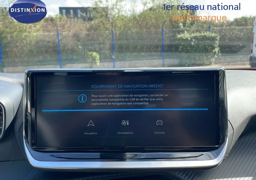 Écran tactile central du tableau de bord du Peugeot 2008 rouge Elixir Metal, affichant un message d'absence de navigation.
