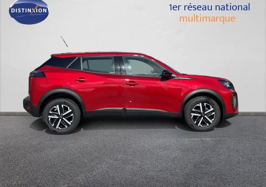 Profil droit d'un Peugeot 2008 rouge Elixir Metal 2025 avec jantes alliage et détails noirs contrastants.