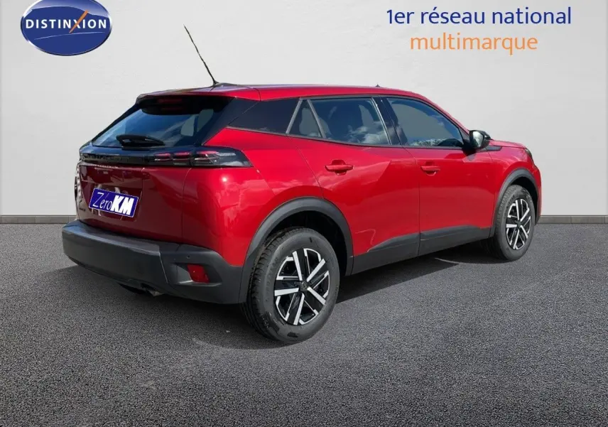 Peugeot 2008 rouge Elixir métal vue 3/4 arrière côté gauche, avec jantes alliage et toit noir contrasté.
