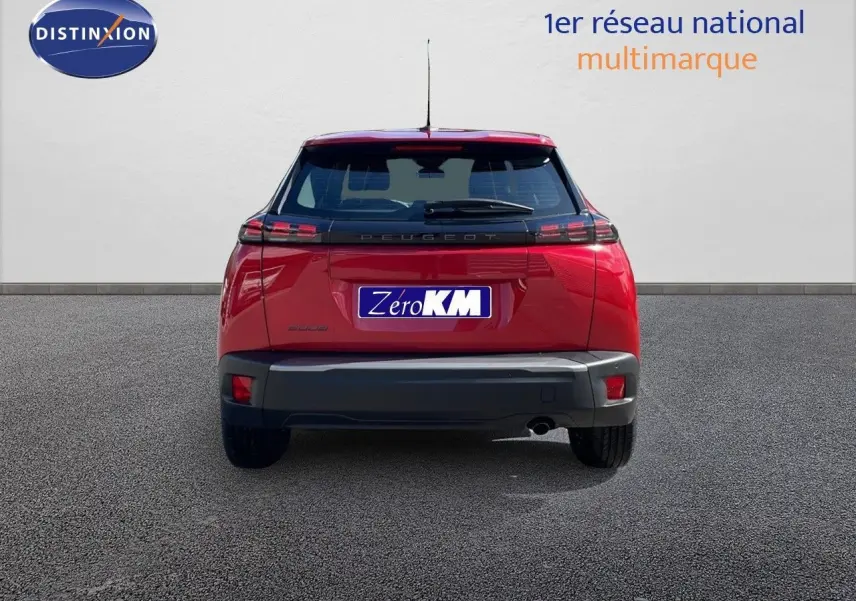 Vue arrière d'un Peugeot 2008 rouge Elixir Metal de 2025 avec feux LED et plaque Zero KM visible.