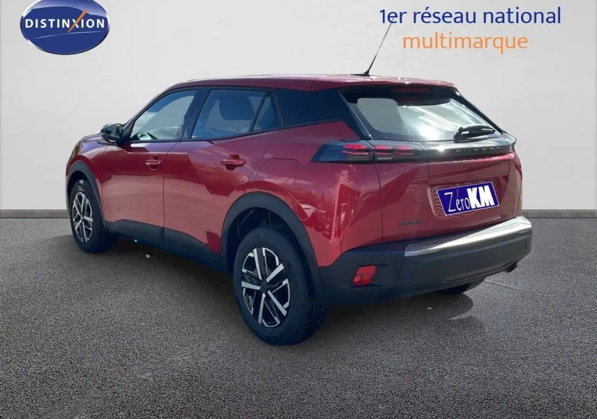 Peugeot 2008 rouge Elixir métal vue 3/4 arrière droit, avec feux LED et jantes alliage distinctives.